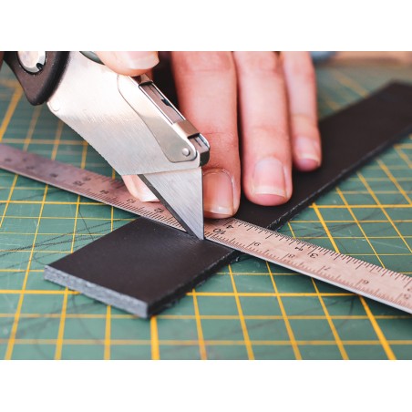 Découper du cuir épais au cutter - Cuir en Stock