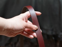 Bande lanière de cuir Bordeaux 
 - Croupon de vache - Cuir en Stock