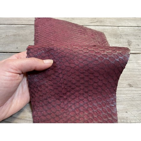 Peau de cuir de poisson - Perche du Nil - rouge pourpre - luxe exotique - bijoux maroquinerie - Cuir en stock