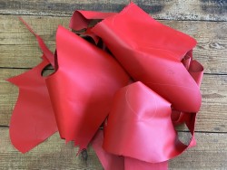 Morceaux de cuir de veau lisse - Rouge mat - Cuir en Stock