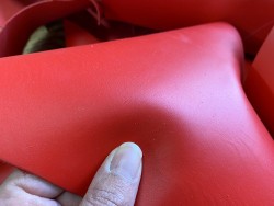 Morceaux de cuir de veau lisse - Rouge mat - Cuir en Stock