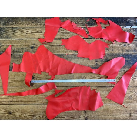Morceaux de cuir de veau lisse - Rouge mat - Cuir en Stock