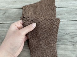 Cuir de poisson Perche du Nil - Brun noisette mat - Cuir en Stock