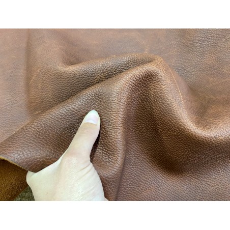 Détail peau cuir de vachette pull up brun rouge cuir en stock