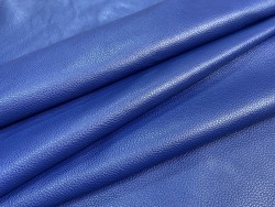 Grand morceau de cuir de taurillon - gros grain - couleur bleu électrique - cuir en stock