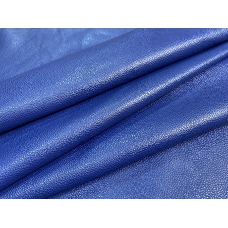 Grand morceau de cuir de taurillon - gros grain - couleur bleu électrique - cuir en stock
