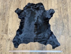Peau de veau en poil noir - Cuir en Stock
