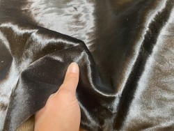 Peau de veau en poil noir - Cuir en Stock