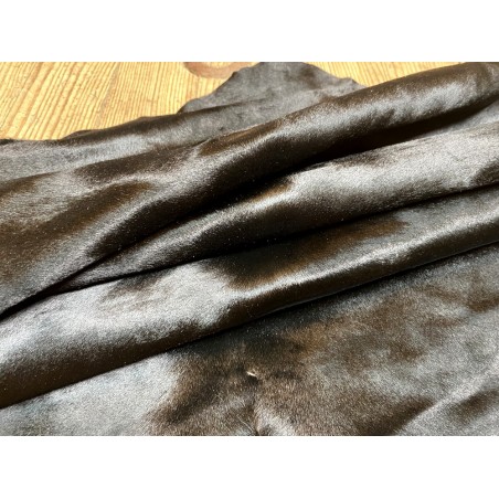 Peau de veau en poil noir - Cuir en Stock