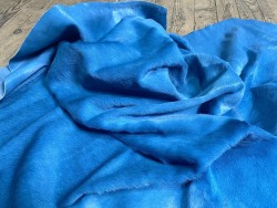 Demi-peau de vache en poil bleu cyan - décoration - maroquinerie - accessoire - Cuir en Stock