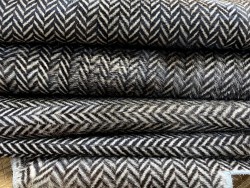 Chutes de cuir de vache poil - motif chevrons brun - maroquinerie - Cuir en stock
