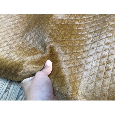 Demi-peau de vache en poil brun effet matelassé - décoration - maroquinerie - accessoire - Cuir en stock