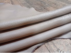 Morceau de cuir de taurillon - gros grain - couleur gris tourterelle - Cuir en Stock
