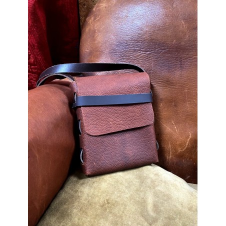 Réalisation fabriqué à partir d'une demi-peau de cuir de vachette pull-up brun rouge - Cuir en Stock