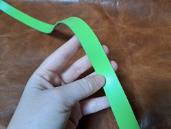 Bande de cuir souple - 170 cm - vert pomme - lanière - anses - sangle - cuir en stock
