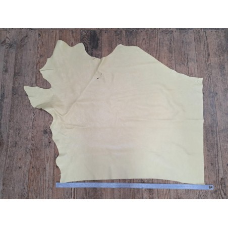 Grand morceau de cuir de taurillon - gros grain - couleur jaune pastel - Cuir en stock