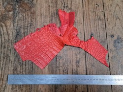 Cuir de crocodile véritable - queue de crocodile - corail mat - maroquinerie bijoux cuir en stock