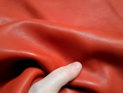 grand morceau vache lisse - orange sanguine - maroquinerie - cuir en stock