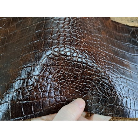 Morceau de collet tannage végétal craquelé - crocodile marron - maroquinerie - ceinture - cuir en stock