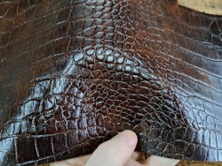 Morceau de collet tannage végétal craquelé - crocodile marron - maroquinerie - ceinture - cuir en stock