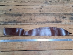 Morceau de collet de vache végétal - brun rouge - cuir en stock
