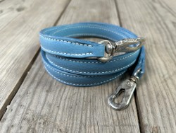 Bandoulière de sac en cuir bleu jeans avec surpiqure beige et mousquetons - Cuir en Stock