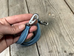 Bandoulière de sac en cuir avec mousquetons - 97 cm - Bleu jeans