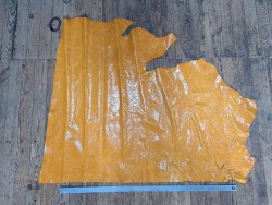 Demi-peau de cuir de veau ciré pullup jaune moutarde - maroquinerie - Cuir en stock