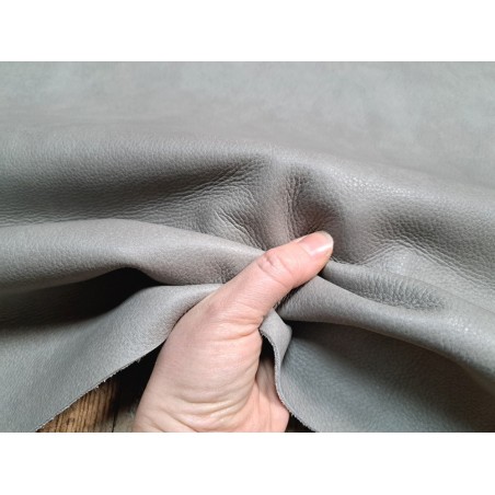 Demi peau de cuir de vache grainé - gris béton - cuir en stock
