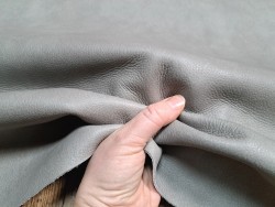 Demi peau de cuir de vache grainé - gris béton - cuir en stock