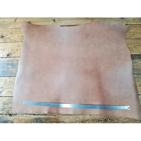 Collet de vache beige rosé tannage végétal – cuir gravure repoussage