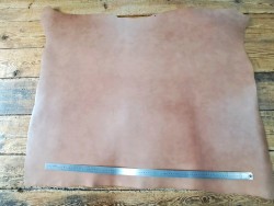 Collet de vache beige rosé tannage végétal – cuir gravure repoussage
