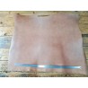 Collet de vache beige rosé tannage végétal – cuir gravure repoussage
