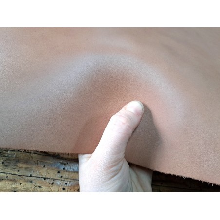 Collet de vache beige rosé tannage végétal – cuir gravure repoussage