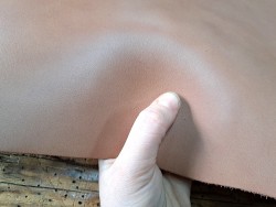 Collet de vache beige rosé tannage végétal – cuir gravure repoussage