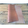 Collet de vache beige rosé tannage végétal – cuir gravure repoussage