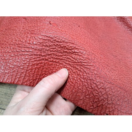 peau de cuir de requin - rouge canneberge - cuir en stock