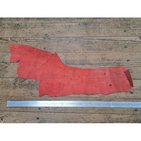 peau de cuir de requin - rouge canneberge - Cuir en stock