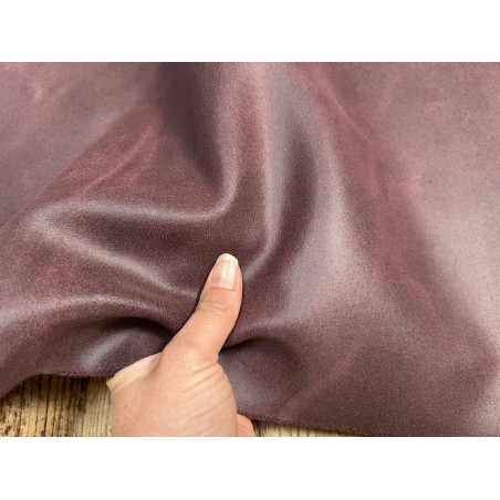 Peau de veau velours, ciré pull-up nuancé aubergine - Cuir en Stock