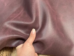 Peau de veau velours, ciré pull-up nuancé aubergine - Cuir en Stock