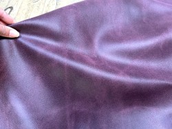 Peau de veau velours, ciré pull-up nuancé aubergine - Cuir en Stock
