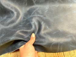 Peau de veau velours, ciré pull-up nuancé bleu jeans - Cuir en Stock