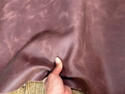Peau de veau velours, ciré pull-up nuancé raisin - Cuir en Stock