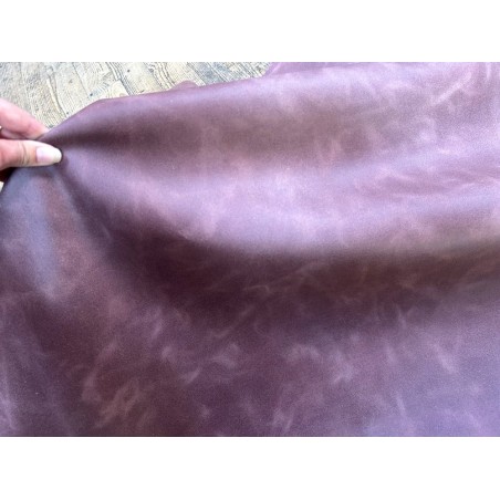 Peau de veau velours, ciré pull-up nuancé raisin - Cuir en Stock