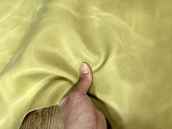 Peau de veau velours, ciré pull-up nuancé jaune citron - Cuir en Stock