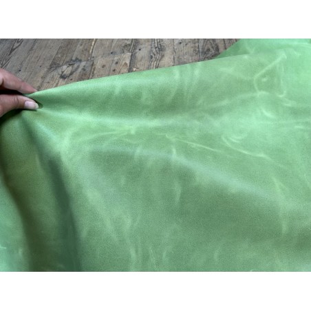 Peau de veau velours, ciré pull-up nuancé vert pomme - Cuir en Stock