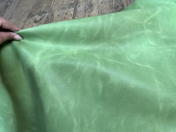 Peau de veau velours, ciré pull-up nuancé vert pomme - Cuir en Stock