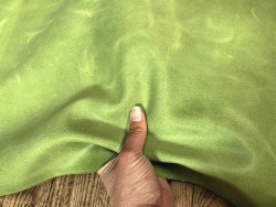 Peau de veau velours, ciré pull-up nuancé vert pomme - Cuir en Stock