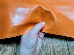 Demi-peau de cuir de vachette ciré pullup - mandarine - maroquinerie - Cuir en stock