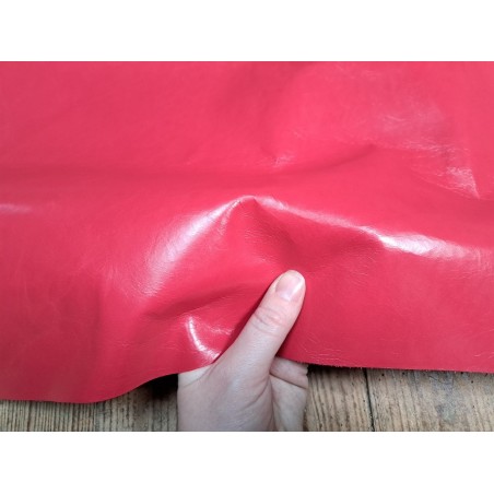 morceau de cuir de vachette pullup ciré - rose vif - maroquinerie - Cuir en stock